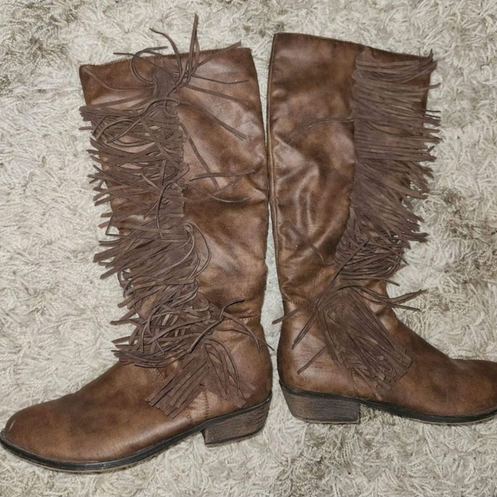 Size 8.5 Fringe boots